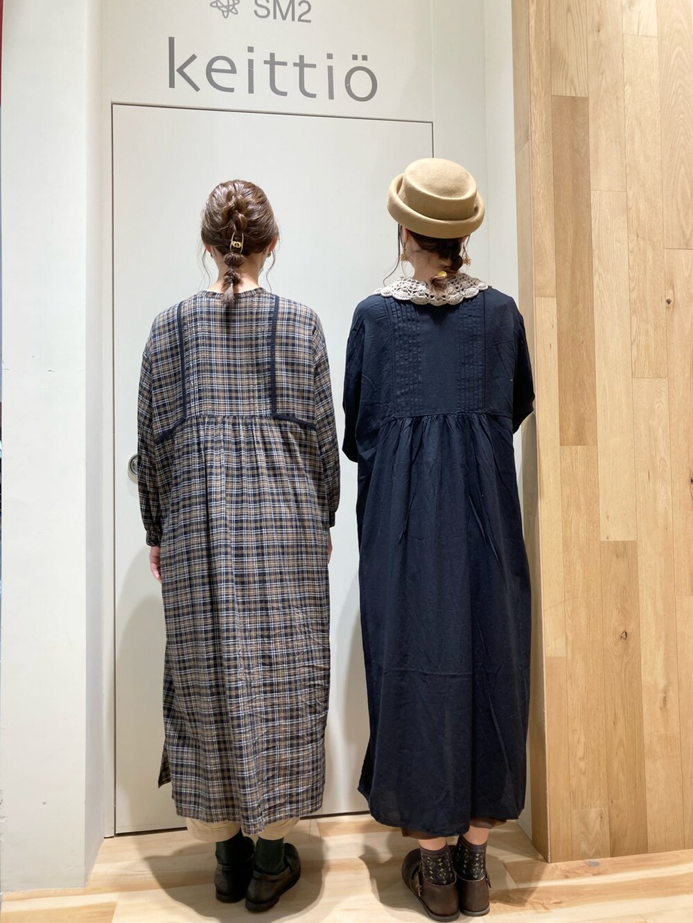 ブラック系のワンピース、ブラウン系のその他パンツ、ブラウン系のワンピースを着用したレディースの秋コーディネートの4枚目の写真