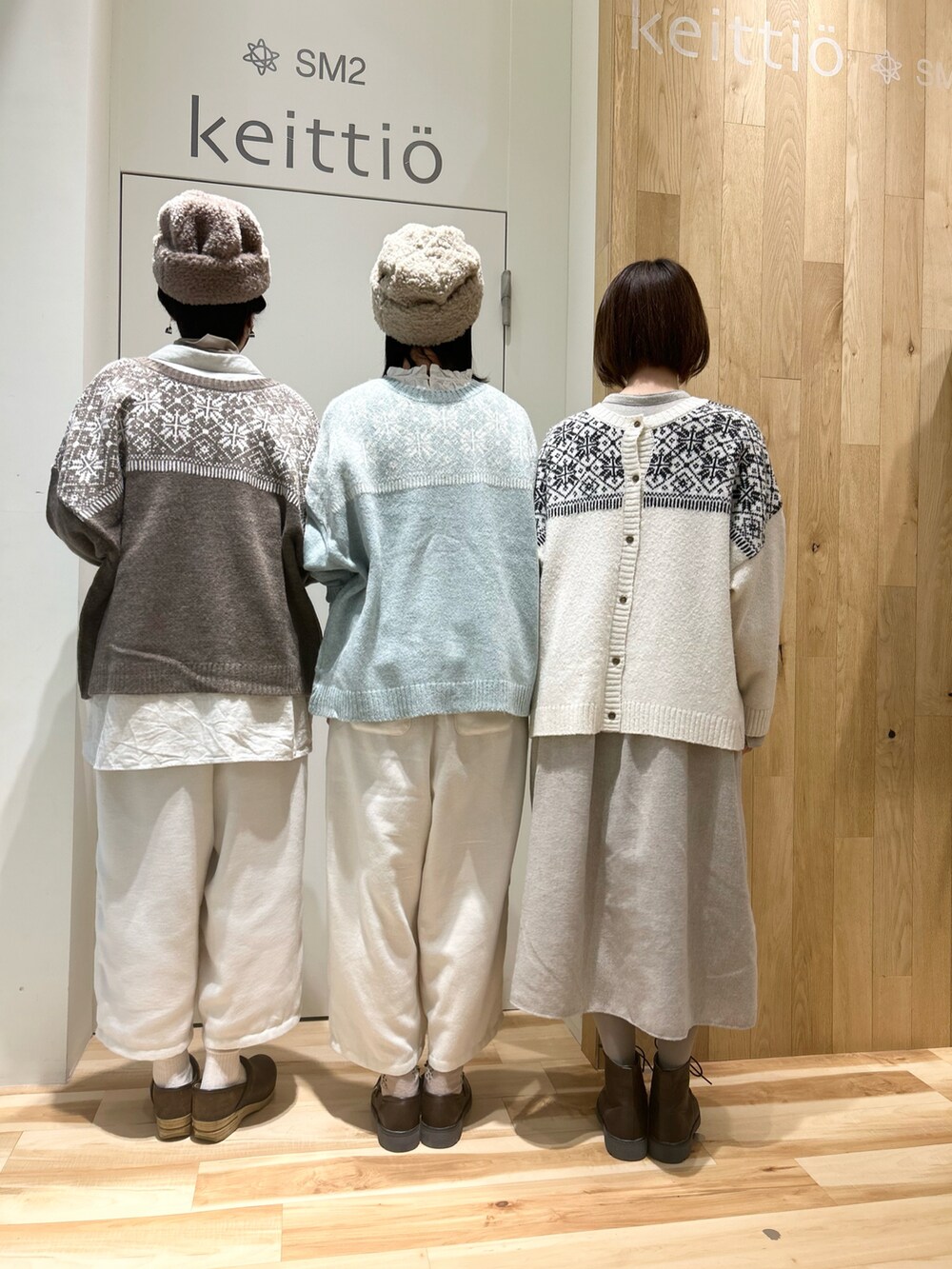 ホワイト系のカーディガン/ボレロ、グレー系のチュニック、ベージュ系のTシャツ/カットソーを着用したレディースの冬コーディネートの3枚目の写真