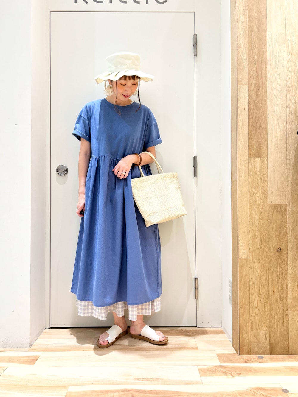 ホワイト系のベスト、ブルー系のワンピース、ブルー系のスカートを着用したレディースの夏コーディネートの4枚目の写真