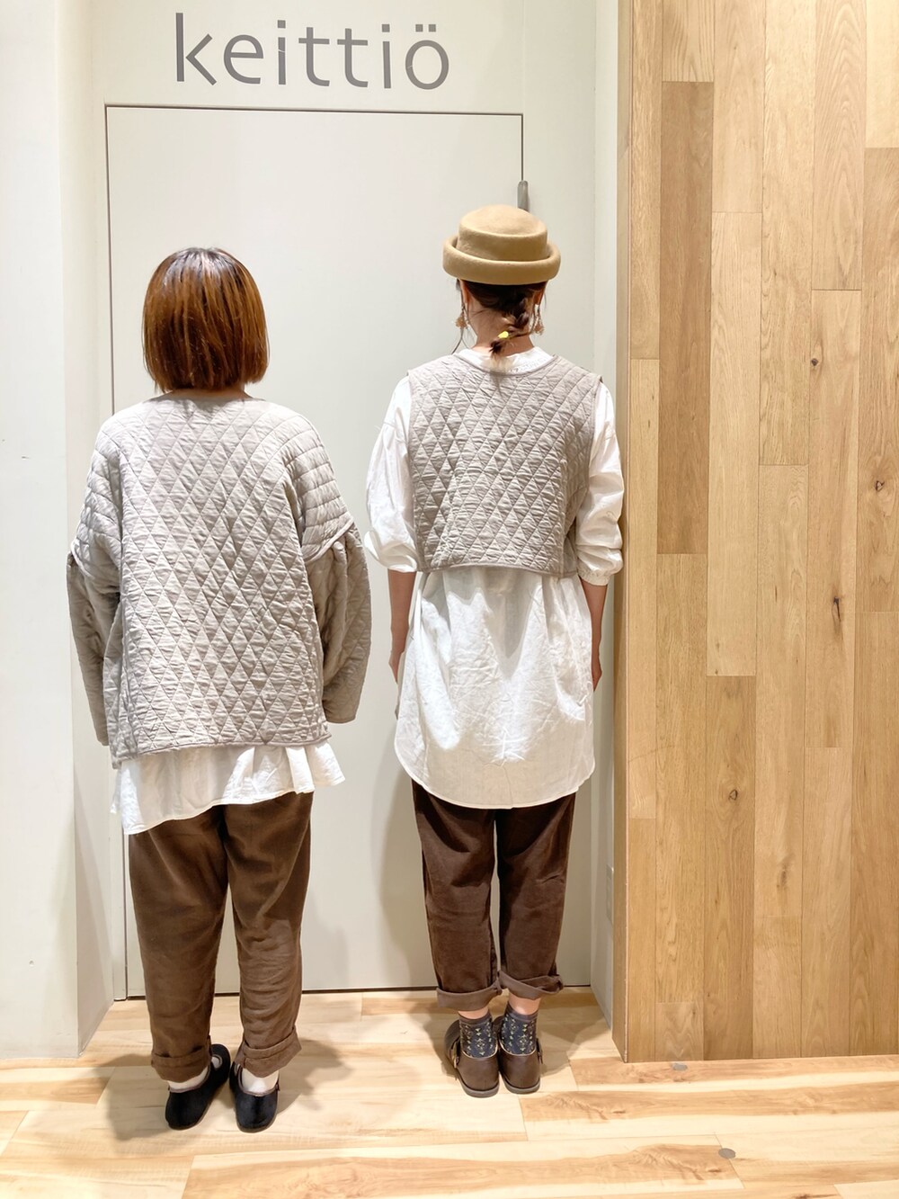 ベージュ系のベスト、ホワイト系のチュニック、ブラウン系のその他パンツを着用したレディースの秋コーディネートの4枚目の写真