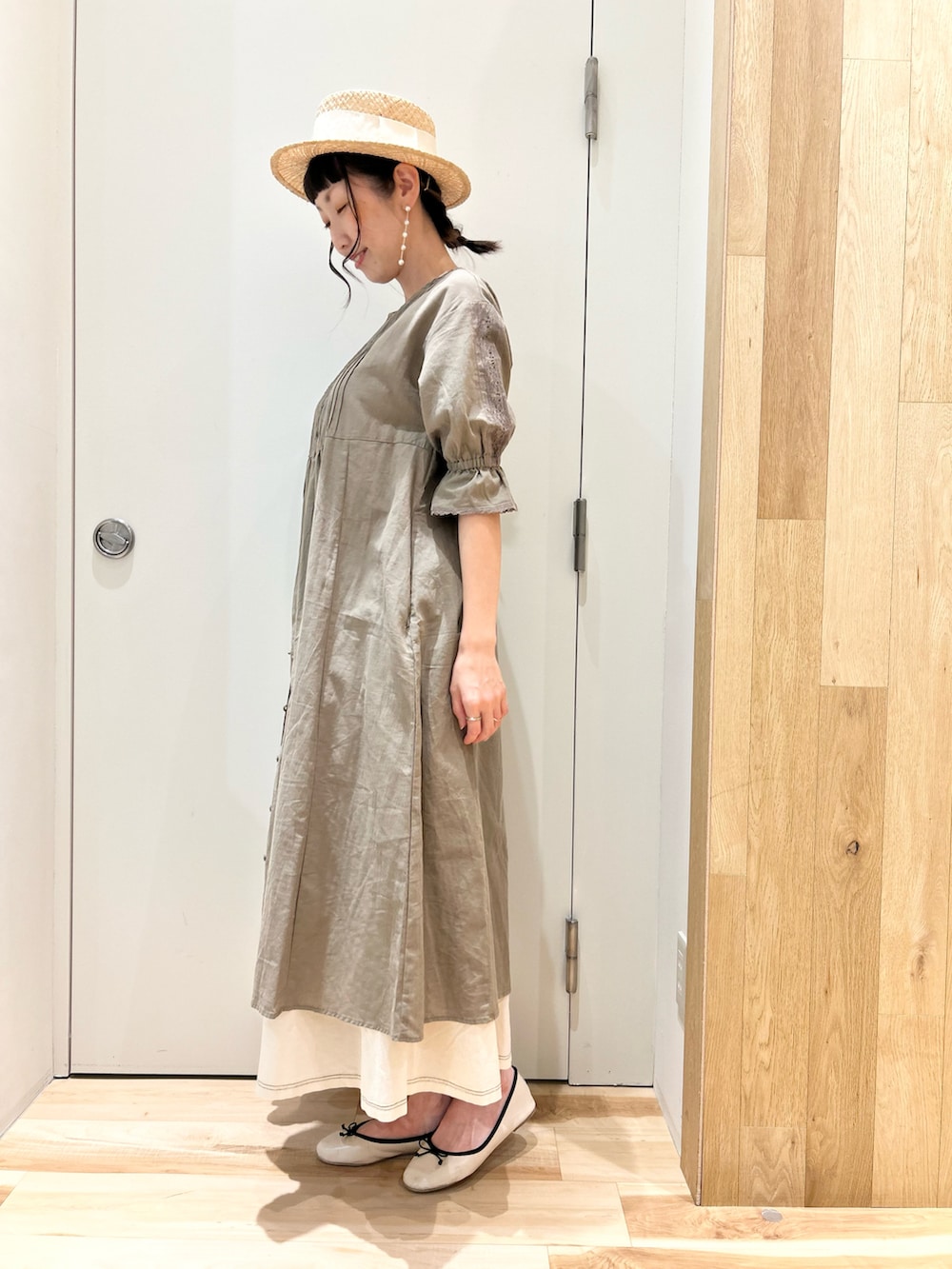 グリーン系のワンピース、ホワイト系のベスト、ホワイト系のスカートを着用したレディースの夏コーディネートの4枚目の写真