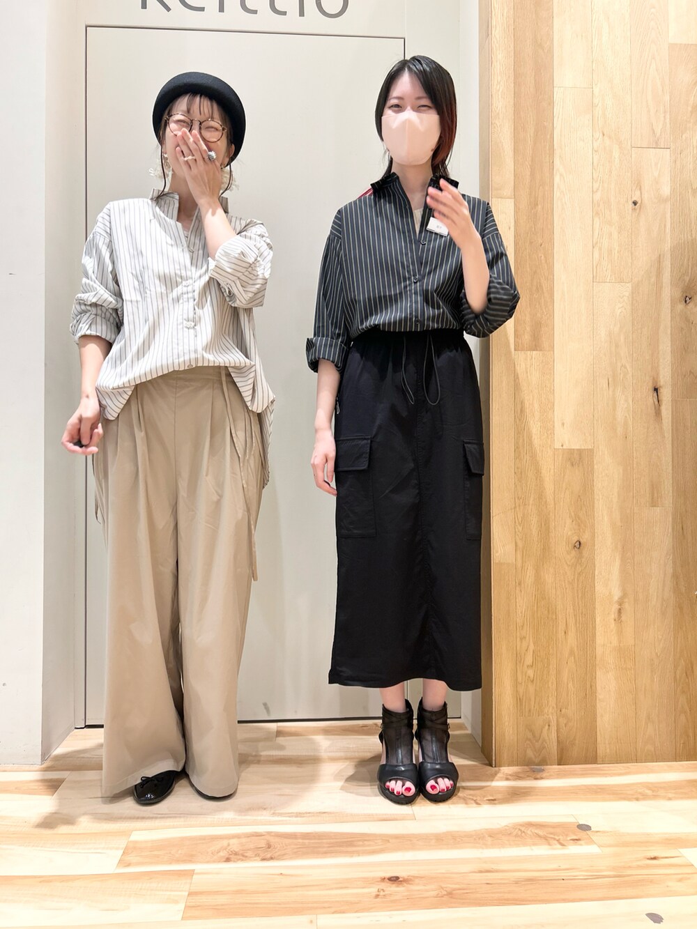 ホワイト系のシャツ/ブラウス、ホワイト系のTシャツ/カットソー、ベージュ系のその他パンツを着用したレディースの秋コーディネートの2枚目の写真