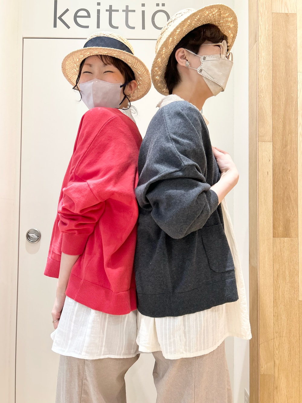 ピンク系のカーディガン/ボレロ、ホワイト系のシャツ/ブラウス、ブラック系のハットを着用したレディースの春コーディネートの3枚目の写真