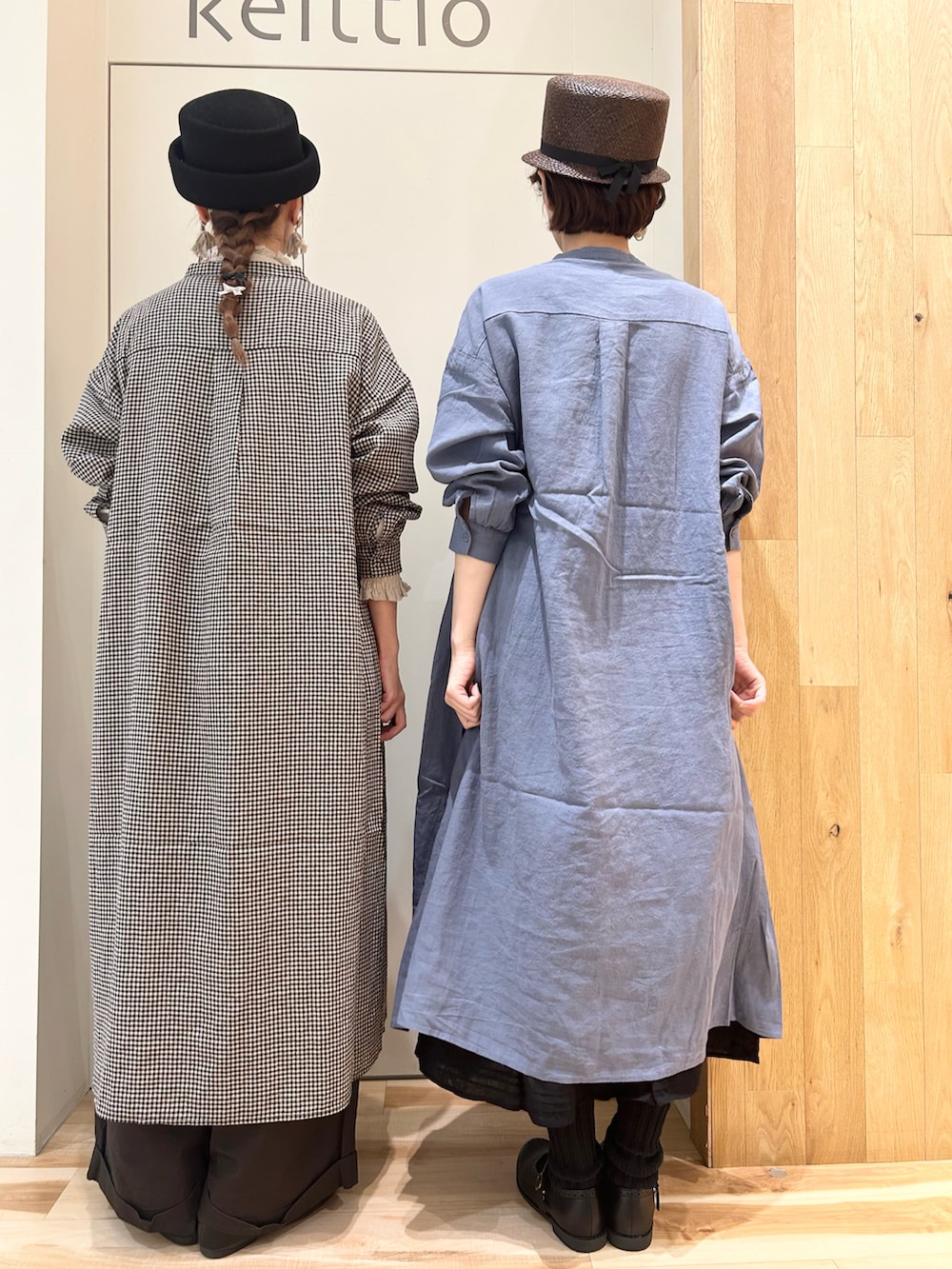 ブルー系のワンピース/ドレス、ブラック系のスカート、ブラック系のパンツを着用したレディースの秋コーディネートの3枚目の写真