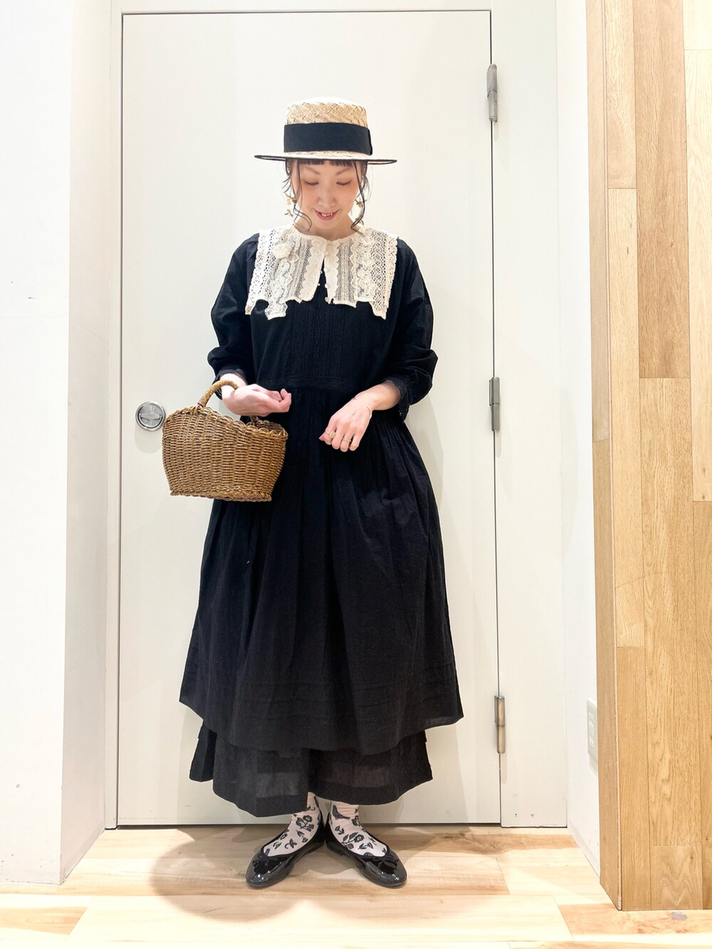 ブラック系のその他アウター、ブラック系のワンピース、ブラック系のスカートを着用したレディースの春コーディネートの4枚目の写真