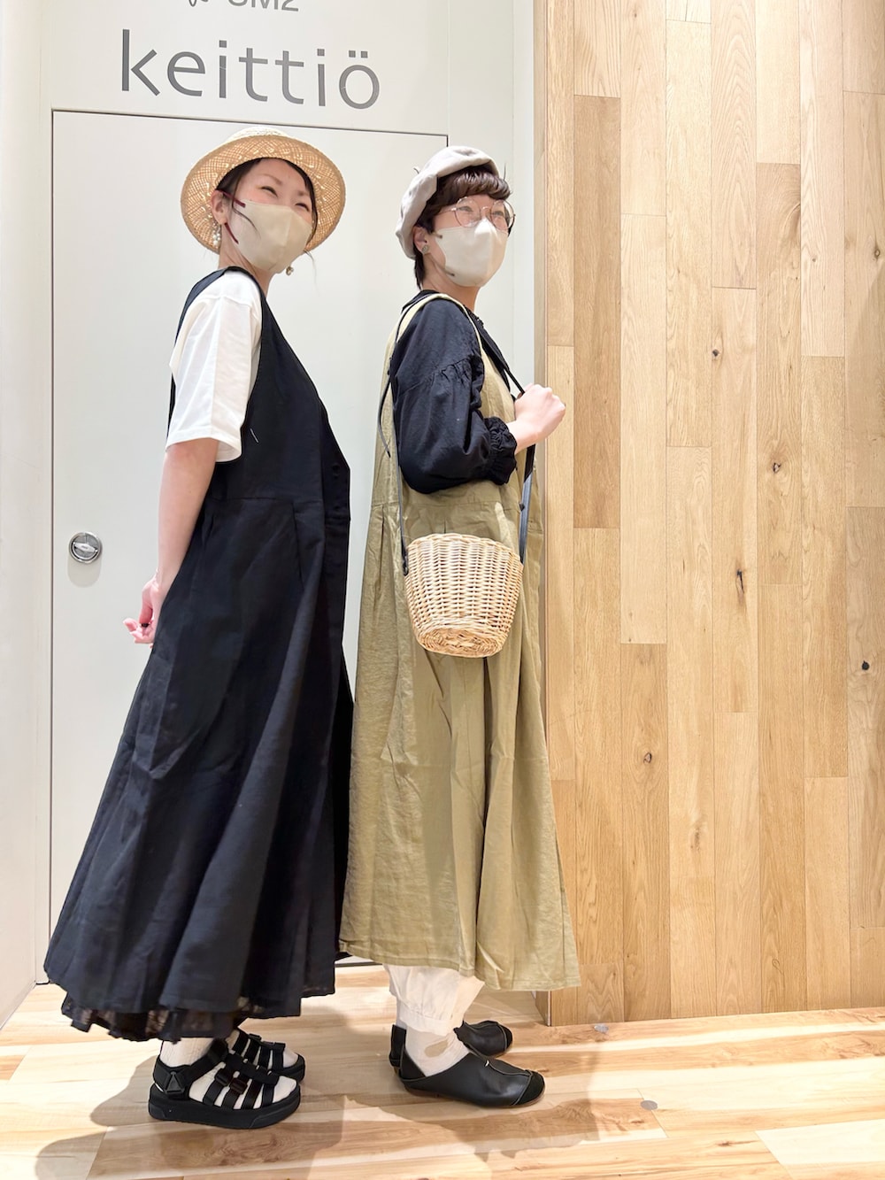 ブラック系のシャツ/ブラウス、ブラック系のハンドバッグ、ホワイト系のその他パンツを着用したレディースの春コーディネートの3枚目の写真