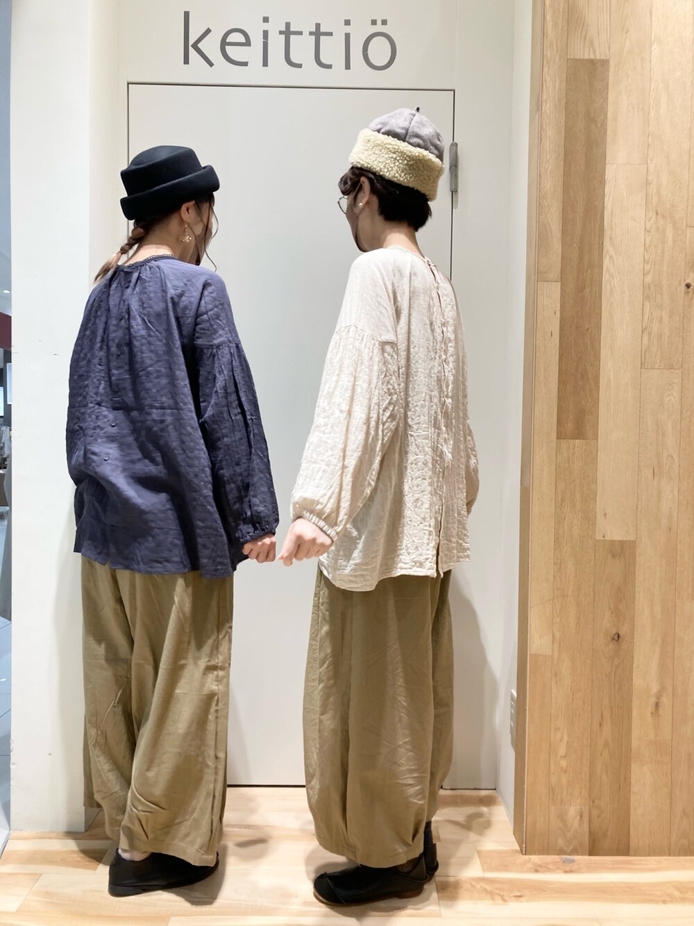 ホワイト系のシャツ/ブラウス、グレー系のシャツ/ブラウス、ベージュ系のパンツを着用したレディースの秋コーディネートの3枚目の写真