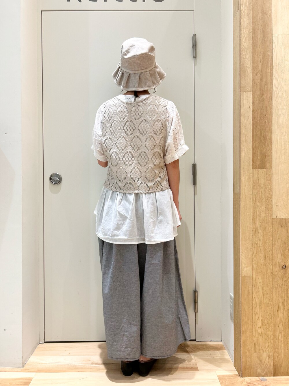 ホワイト系のシャツ/ブラウス、ホワイト系のベスト、ブラック系のその他パンツを着用したレディースの夏コーディネートの3枚目の写真