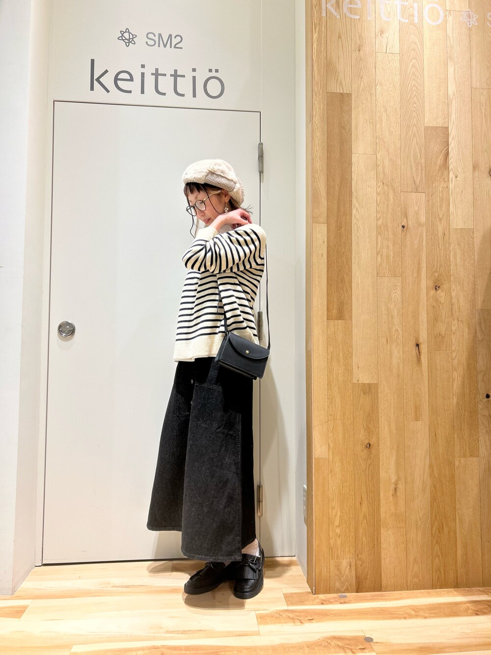 ベージュ系のブルゾン、ホワイト系のシャツ/ブラウス、ホワイト系のニット/セーターを着用したレディースの冬コーディネートの5枚目の写真