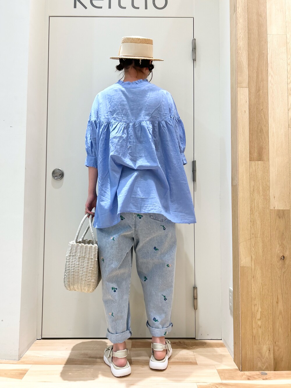 ブルー系のシャツ/ブラウス、ブルー系のその他パンツ、ベージュ系のサンダルを着用したレディースの春コーディネートの3枚目の写真