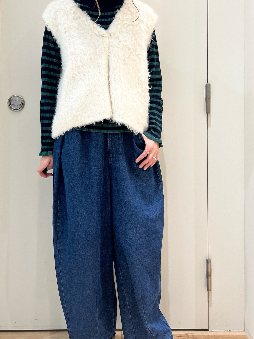 ホワイト系のベスト、ブルー系のニット/セーター、ブルー系のその他パンツを着用したレディースの冬コーディネートの5枚目の写真