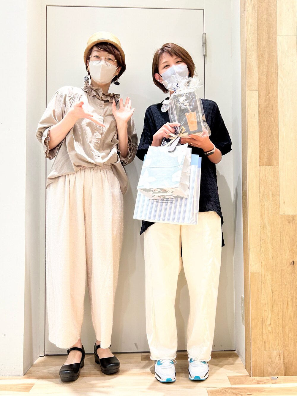 ブラック系のシャツ/ブラウス、グリーン系のブルゾン、ホワイト系のシャツ/ブラウスを着用したレディースの春コーディネートの3枚目の写真