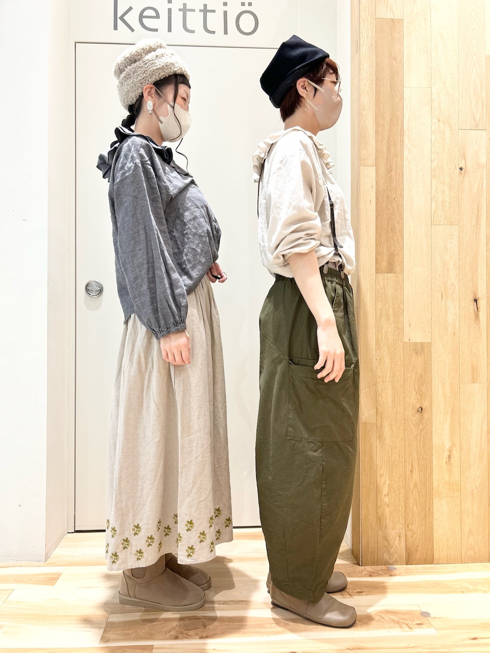 ベージュ系のシャツ/ブラウス、グリーン系のカーゴパンツ、ベージュ系のスカートを着用したレディースの秋コーディネートの4枚目の写真