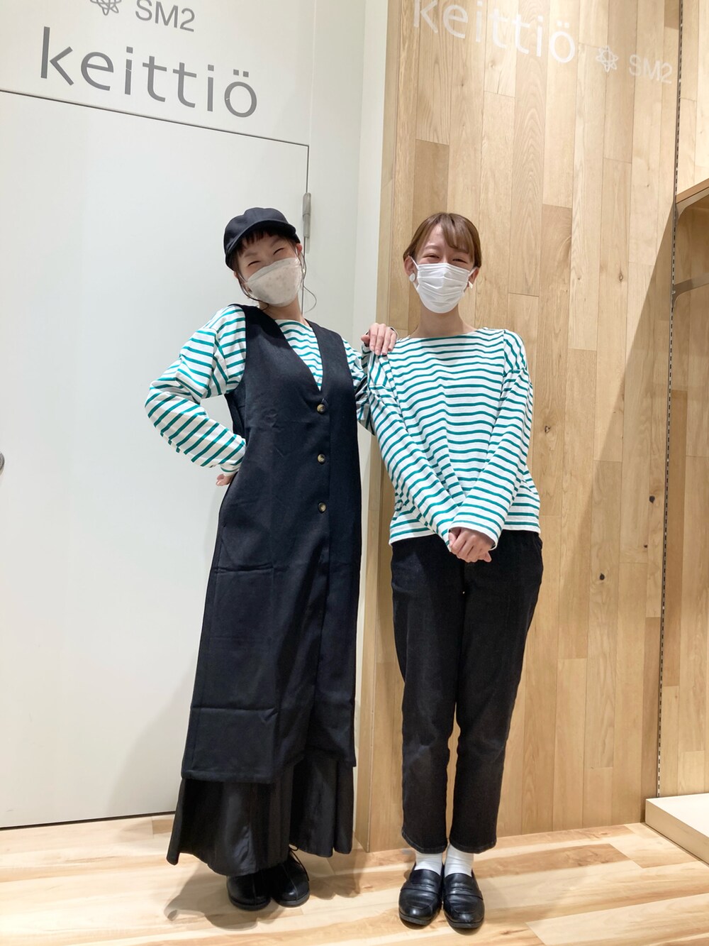 グリーン系のTシャツ/カットソー、ブラック系のデニムパンツ、ブラック系のローファーを着用したレディースの秋コーディネートの2枚目の写真