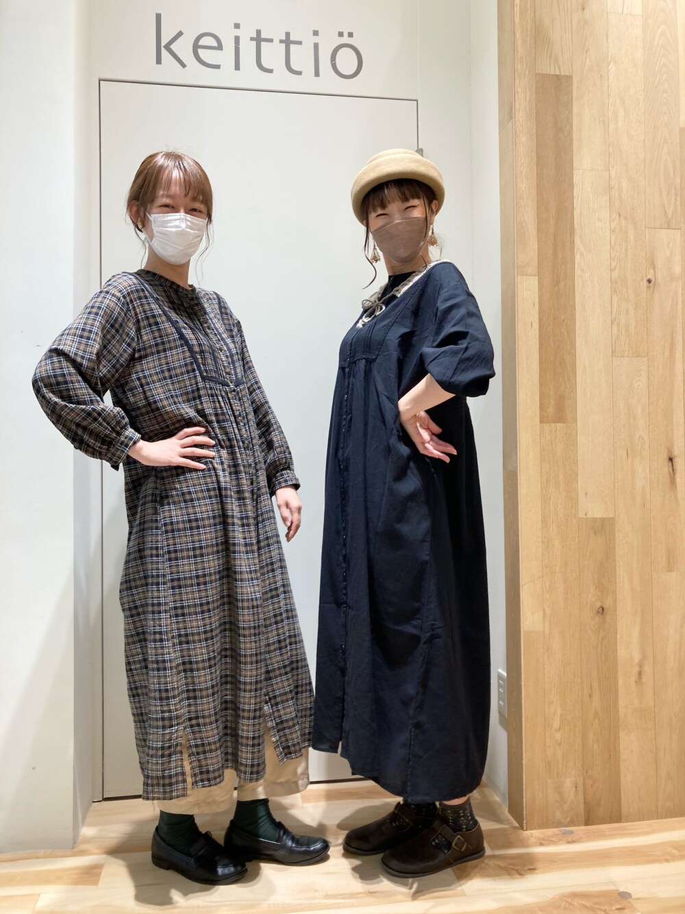 ブラック系のワンピース、ブラウン系のその他パンツ、ブラウン系のワンピースを着用したレディースの秋コーディネートの3枚目の写真