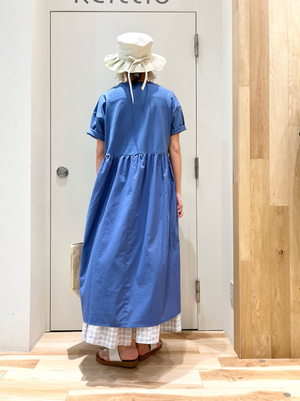 ホワイト系のベスト、ブルー系のワンピース、ブルー系のスカートを着用したレディースの夏コーディネートの5枚目の写真