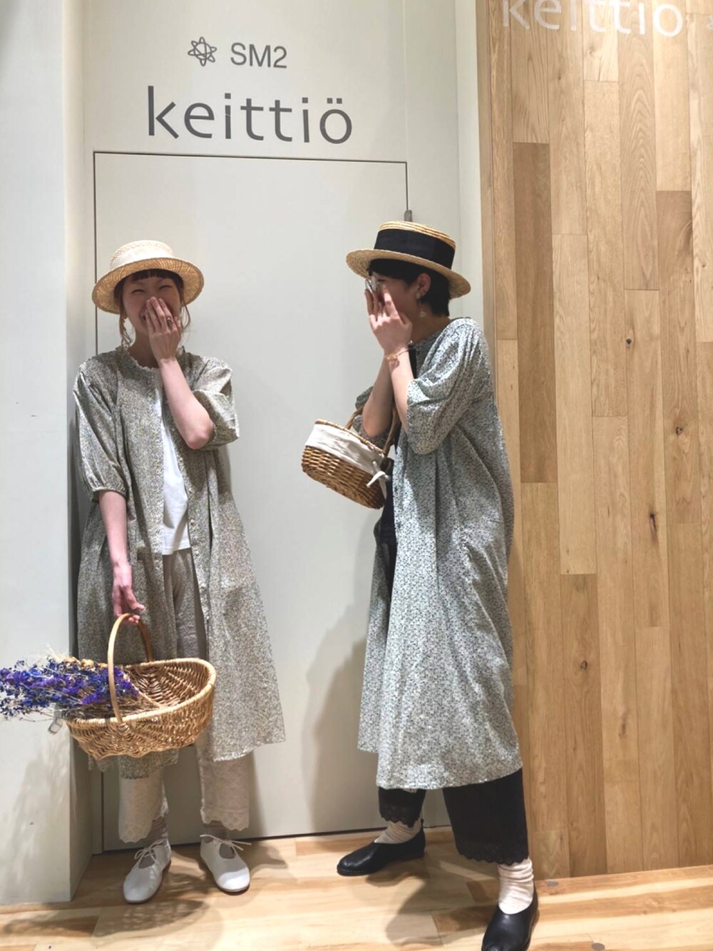 ブラック系のワンピース、ブラック系のTシャツ/カットソー、ブラック系のパンツを着用したレディースの春コーディネートの3枚目の写真