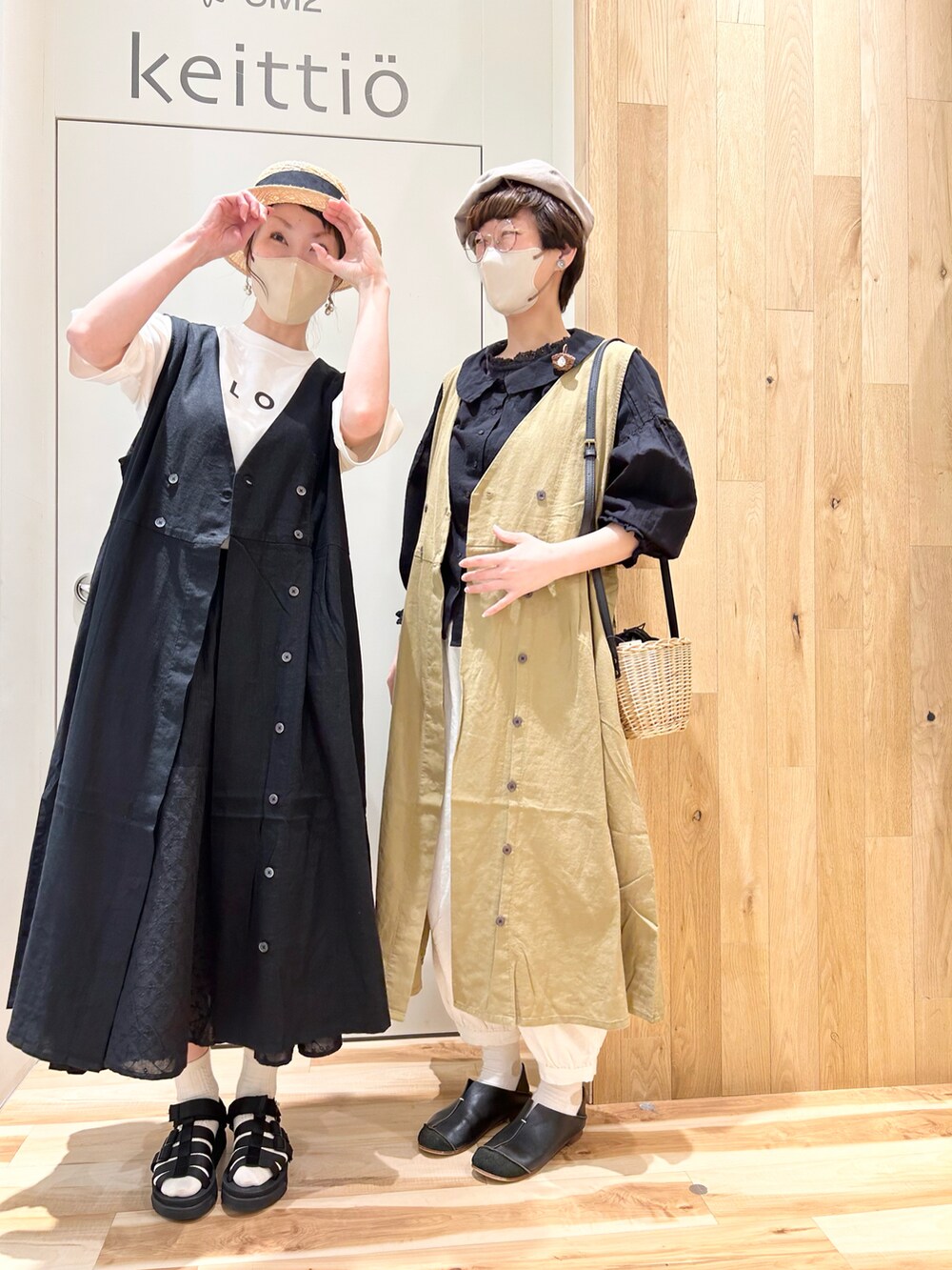 ブラック系のシャツ/ブラウス、ブラック系のハンドバッグ、ホワイト系のその他パンツを着用したレディースの春コーディネートの5枚目の写真