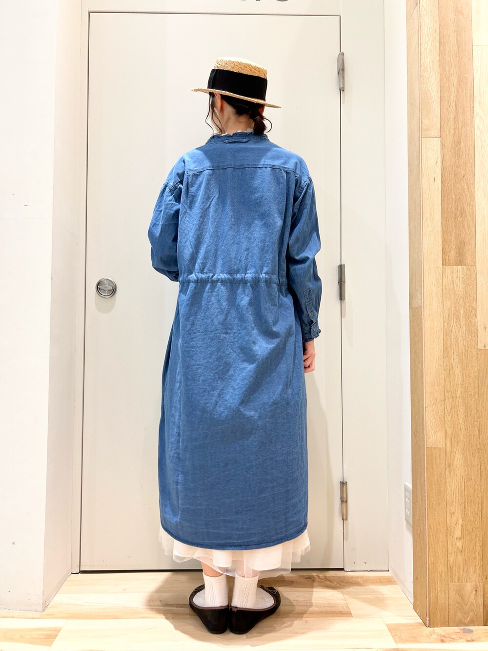 ホワイト系のTシャツ/カットソー、ブルー系のワンピース/ドレス、ホワイト系のスカートを着用したレディースの冬コーディネートの5枚目の写真