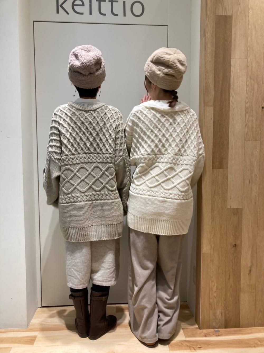 ホワイト系のニット/セーター、ベージュ系のその他パンツ、ホワイト系のシャツ/ブラウスを着用したレディースの冬コーディネートの3枚目の写真