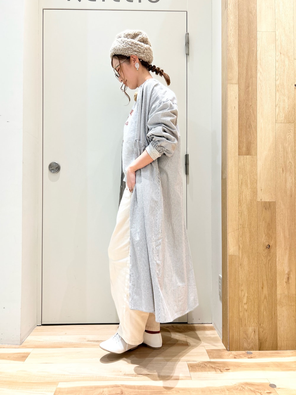 ブラック系のワンピース、グレー系のTシャツ/カットソー、ホワイト系のその他パンツを着用したレディースの冬コーディネートの2枚目の写真