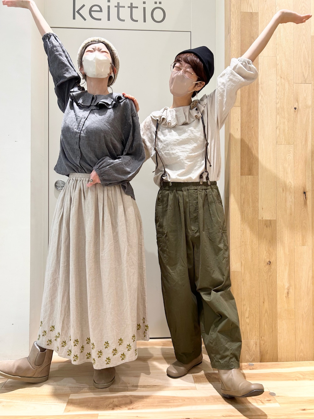 ベージュ系のシャツ/ブラウス、グリーン系のカーゴパンツ、ベージュ系のスカートを着用したレディースの秋コーディネートの3枚目の写真