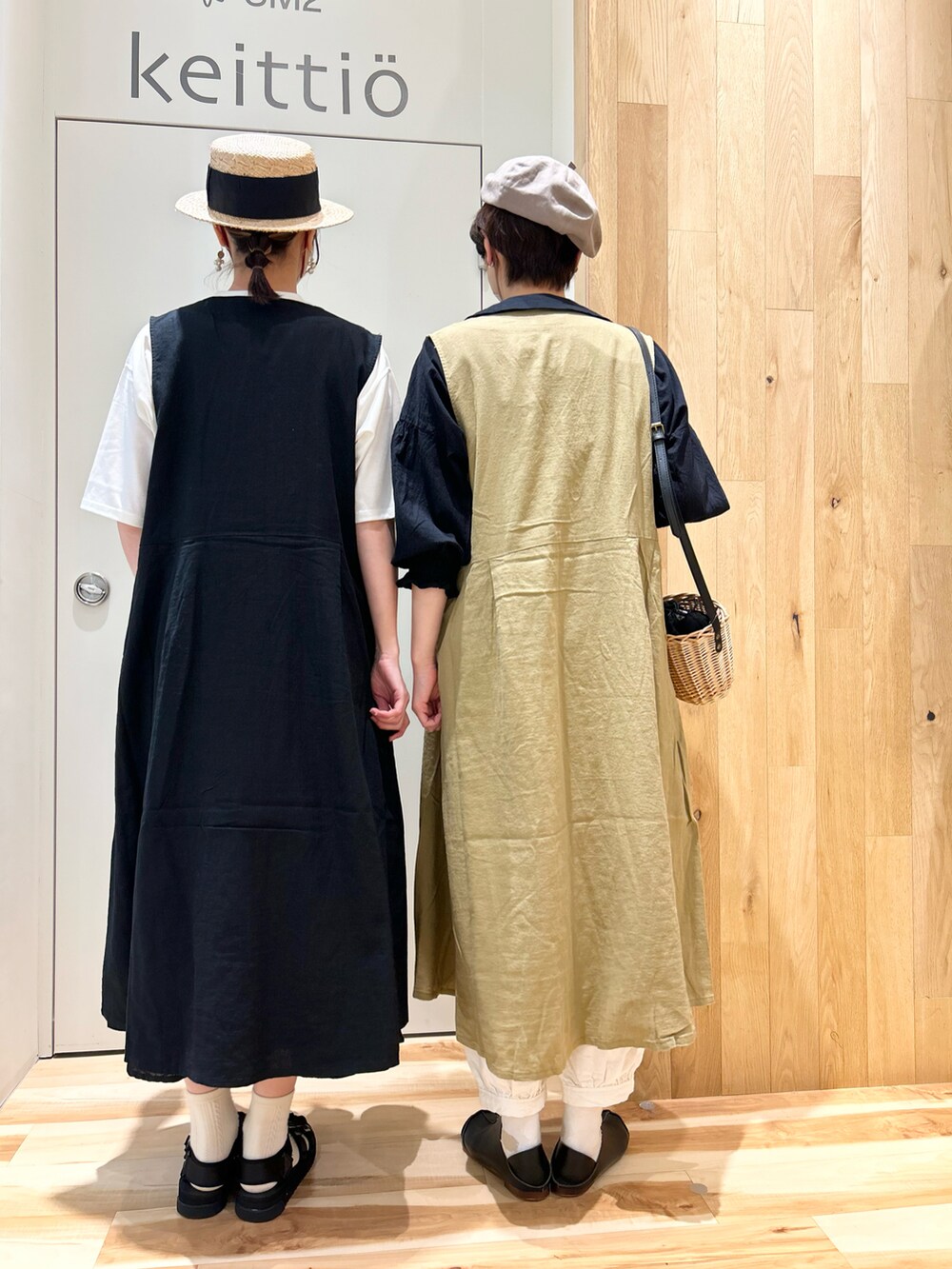 ブラック系のシャツ/ブラウス、ブラック系のハンドバッグ、ホワイト系のその他パンツを着用したレディースの春コーディネートの4枚目の写真