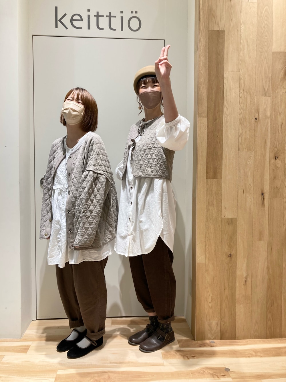 ベージュ系のベスト、ホワイト系のチュニック、ブラウン系のその他パンツを着用したレディースの秋コーディネートの2枚目の写真