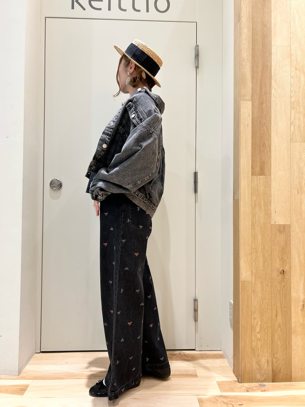ブラック系のシャツ/ブラウス、ブラック系のノーカラージャケット、ブラック系のその他パンツを着用したレディースの冬コーディネートの2枚目の写真