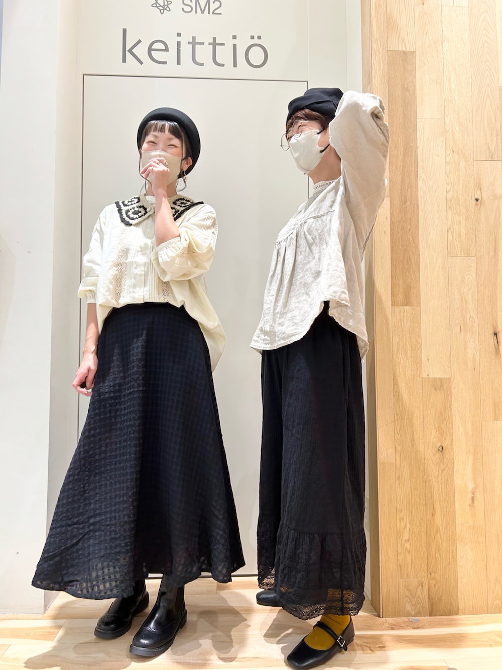 ブラック系のその他パンツ、ブラック系のドレスシューズ、ホワイト系のシャツ/ブラウスを着用したレディースの秋コーディネートの4枚目の写真