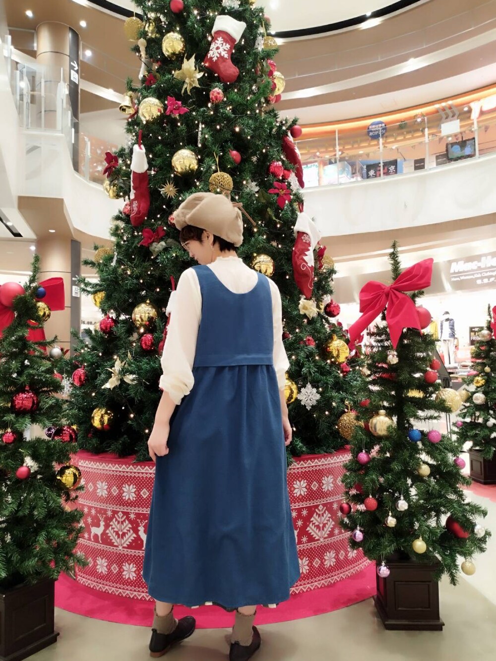 ブラック系のその他シューズ、ブラック系のスカート、ホワイト系のシャツ/ブラウスを着用したレディースの冬コーディネートの3枚目の写真