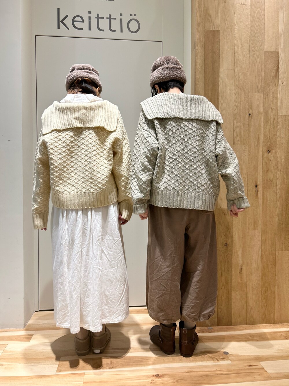 ホワイト系のTシャツ/カットソー、ベージュ系のニット/セーター、ベージュ系のパンツを着用したレディースの冬コーディネートの3枚目の写真