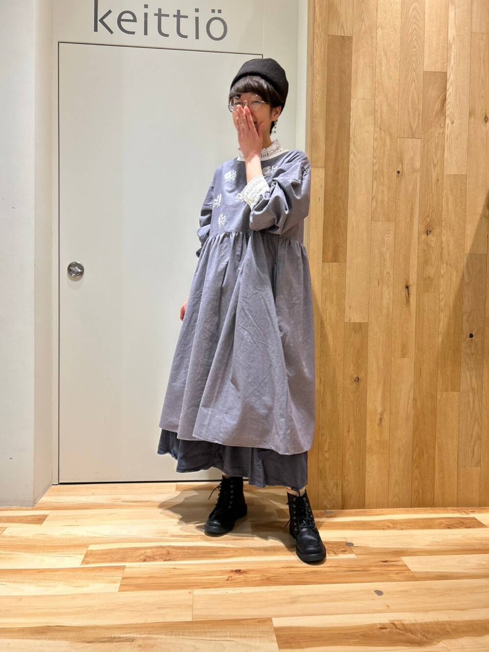 ホワイト系のTシャツ/カットソー、ブルー系のワンピース/ドレス、ブルー系のスカートを着用したレディースの秋コーディネートの3枚目の写真