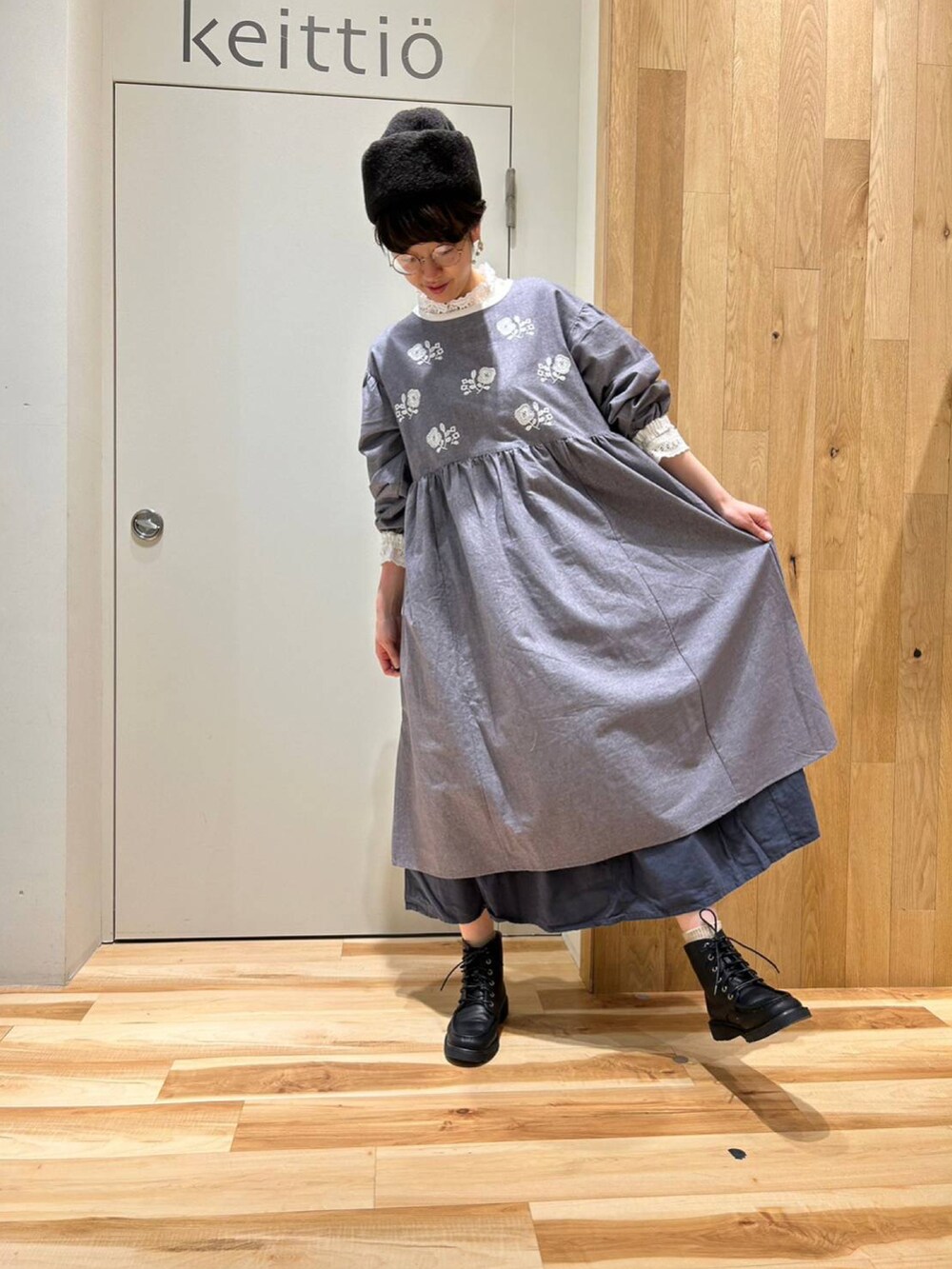 ホワイト系のTシャツ/カットソー、ブルー系のワンピース/ドレス、ブルー系のスカートを着用したレディースの秋コーディネートの2枚目の写真