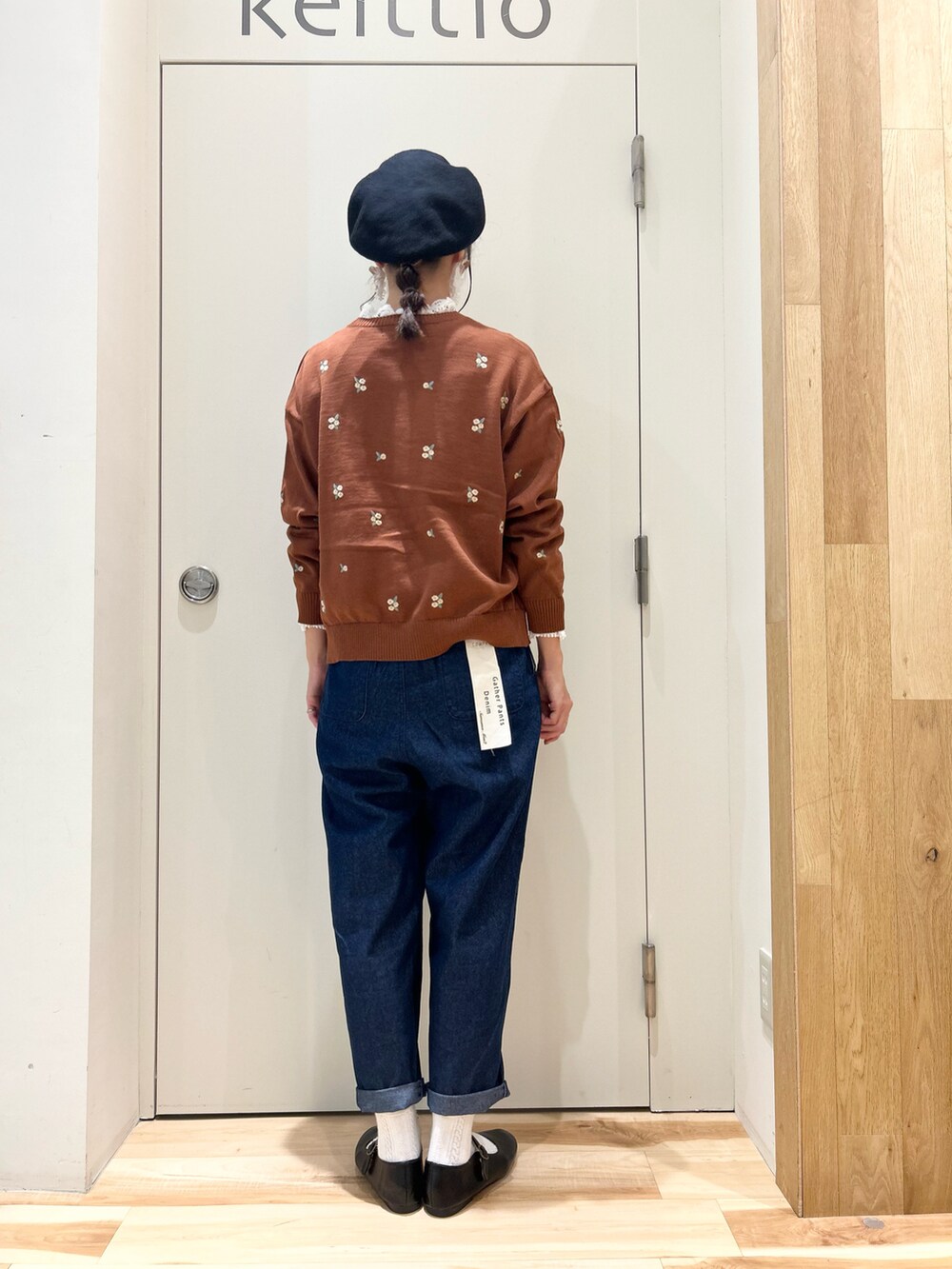 ホワイト系のTシャツ/カットソー、ブラウン系のカーディガン/ボレロ、ブルー系のデニムパンツを着用したレディースの秋コーディネートの3枚目の写真
