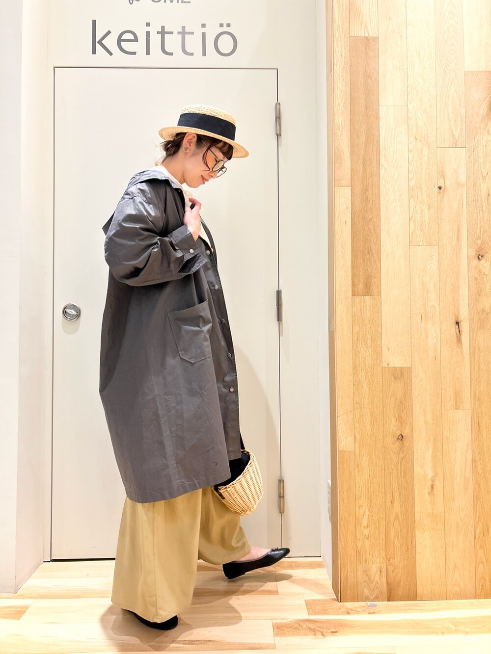 ホワイト系のシャツ/ブラウス、ベージュ系のその他パンツ、ブラック系のハンドバッグを着用したレディースの春コーディネートの5枚目の写真