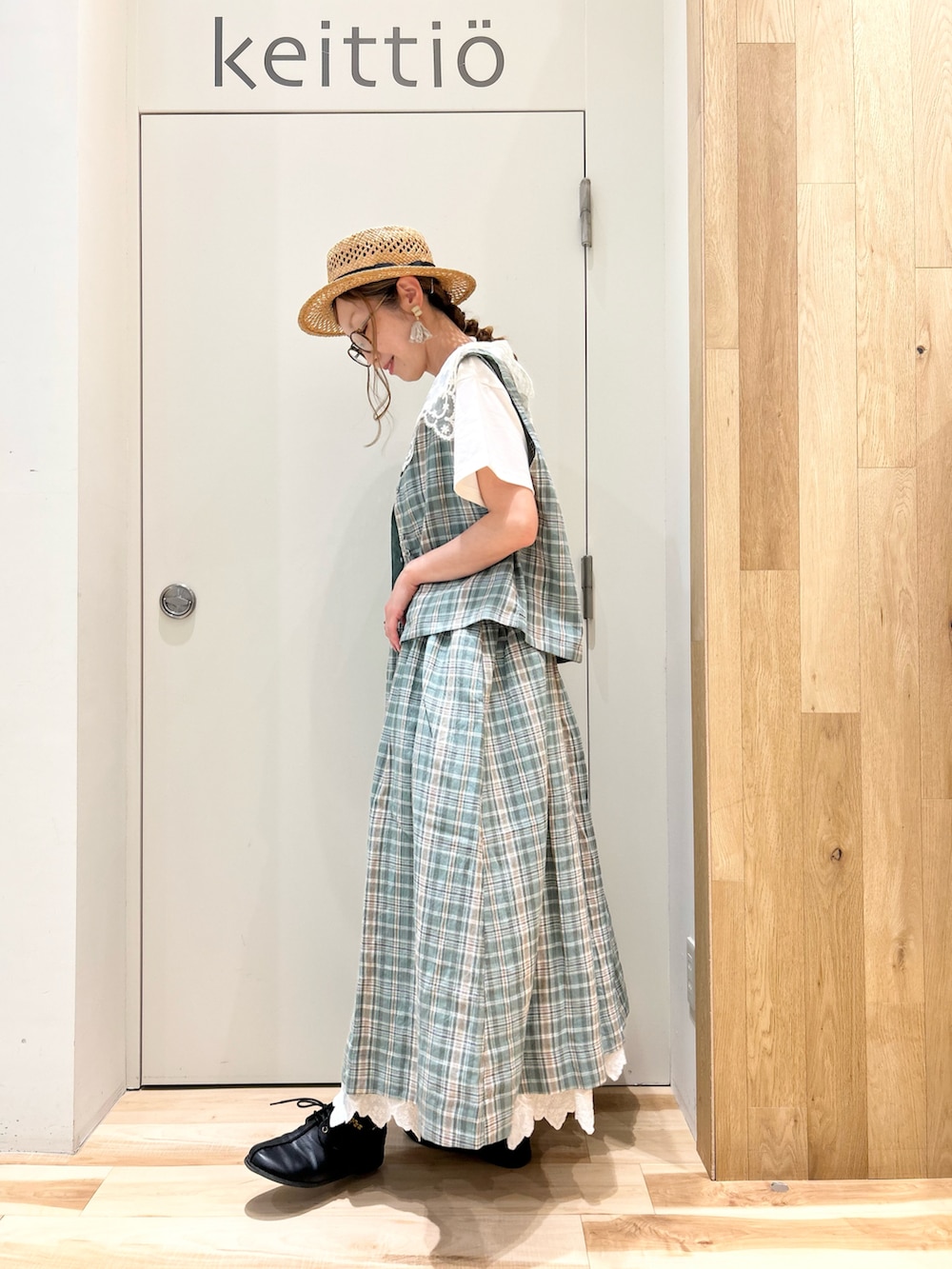 ホワイト系のTシャツ/カットソー、グリーン系のワンピース、ホワイト系のスカートを着用したレディースの春コーディネートの2枚目の写真