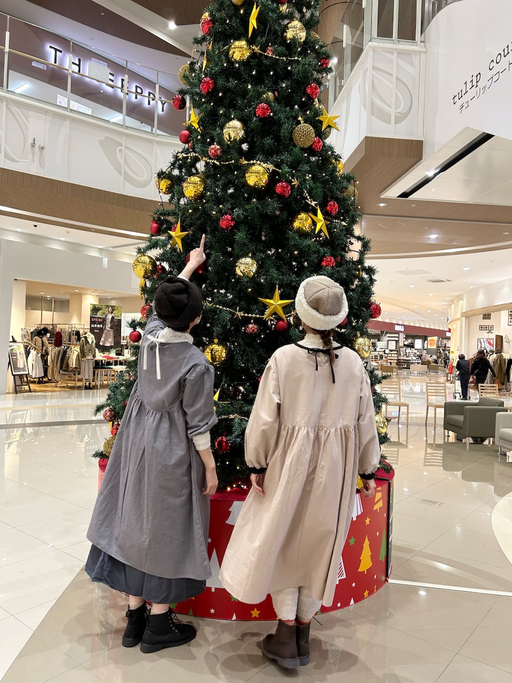 ホワイト系のシャツ/ブラウス、ベージュ系のワンピース/ドレス、ベージュ系のパンツを着用したレディースの秋コーディネートの2枚目の写真