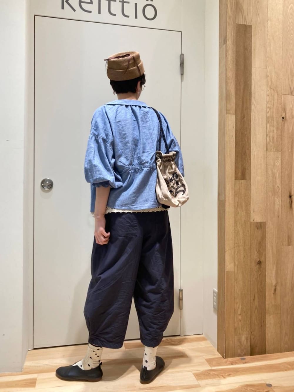 ブルー系のシャツ/ブラウス、グレー系のその他パンツ、ブラック系のその他シューズを着用したレディースの春コーディネートの4枚目の写真