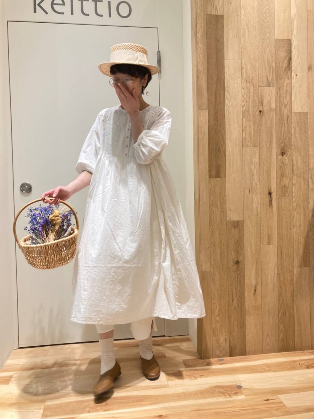 ホワイト系のパンツ、イエロー系のその他シューズ、ホワイト系のワンピースを着用したレディースの春コーディネートの4枚目の写真