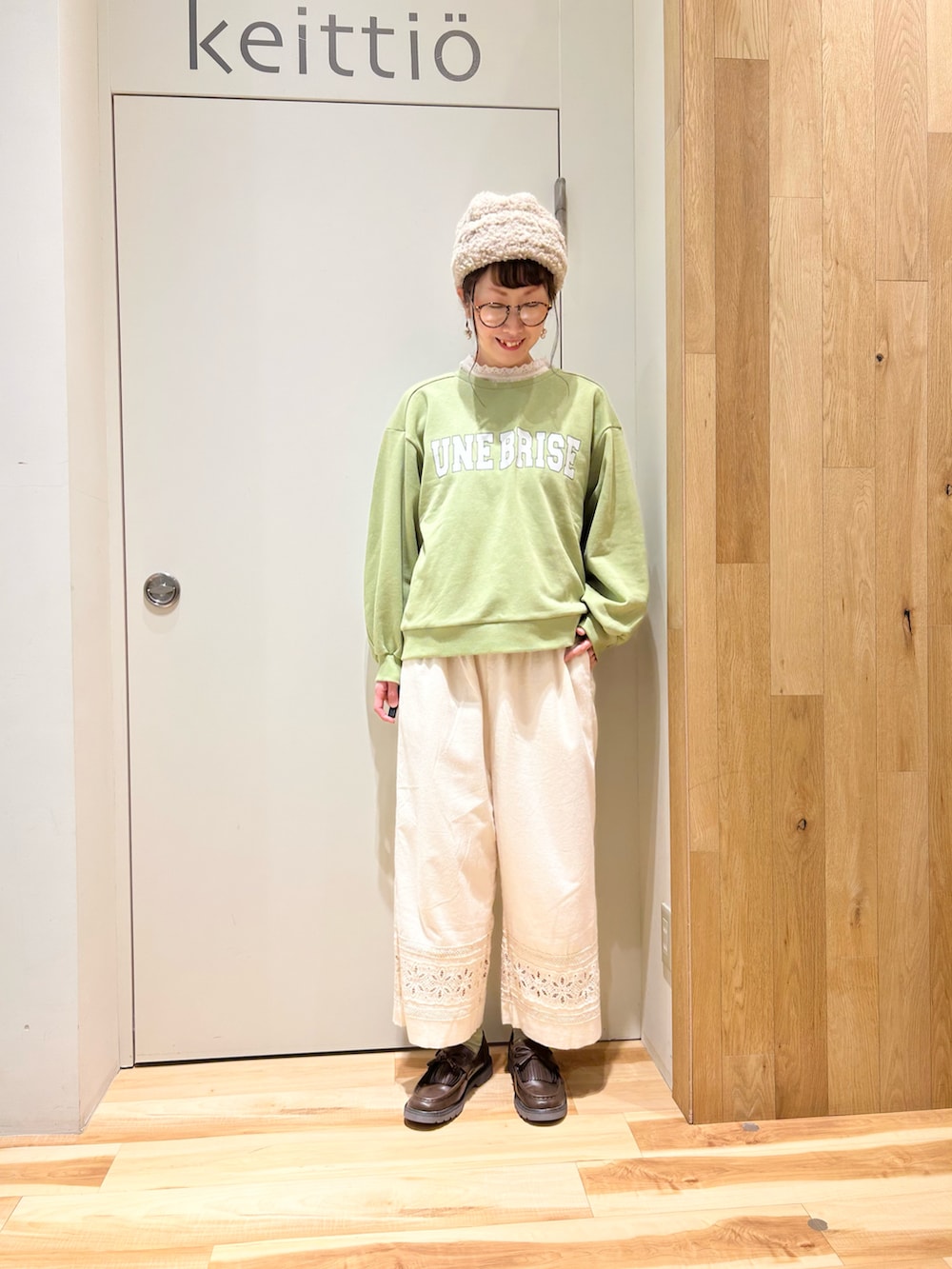 グリーン系のスウェット、ホワイト系のシャツ/ブラウス、ホワイト系のその他パンツを着用したレディースの冬コーディネートの2枚目の写真