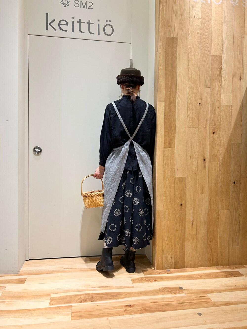 ブラック系のシャツ/ブラウス、ブラック系のスカート、ブラック系のブーツを着用したレディースの秋コーディネートの3枚目の写真