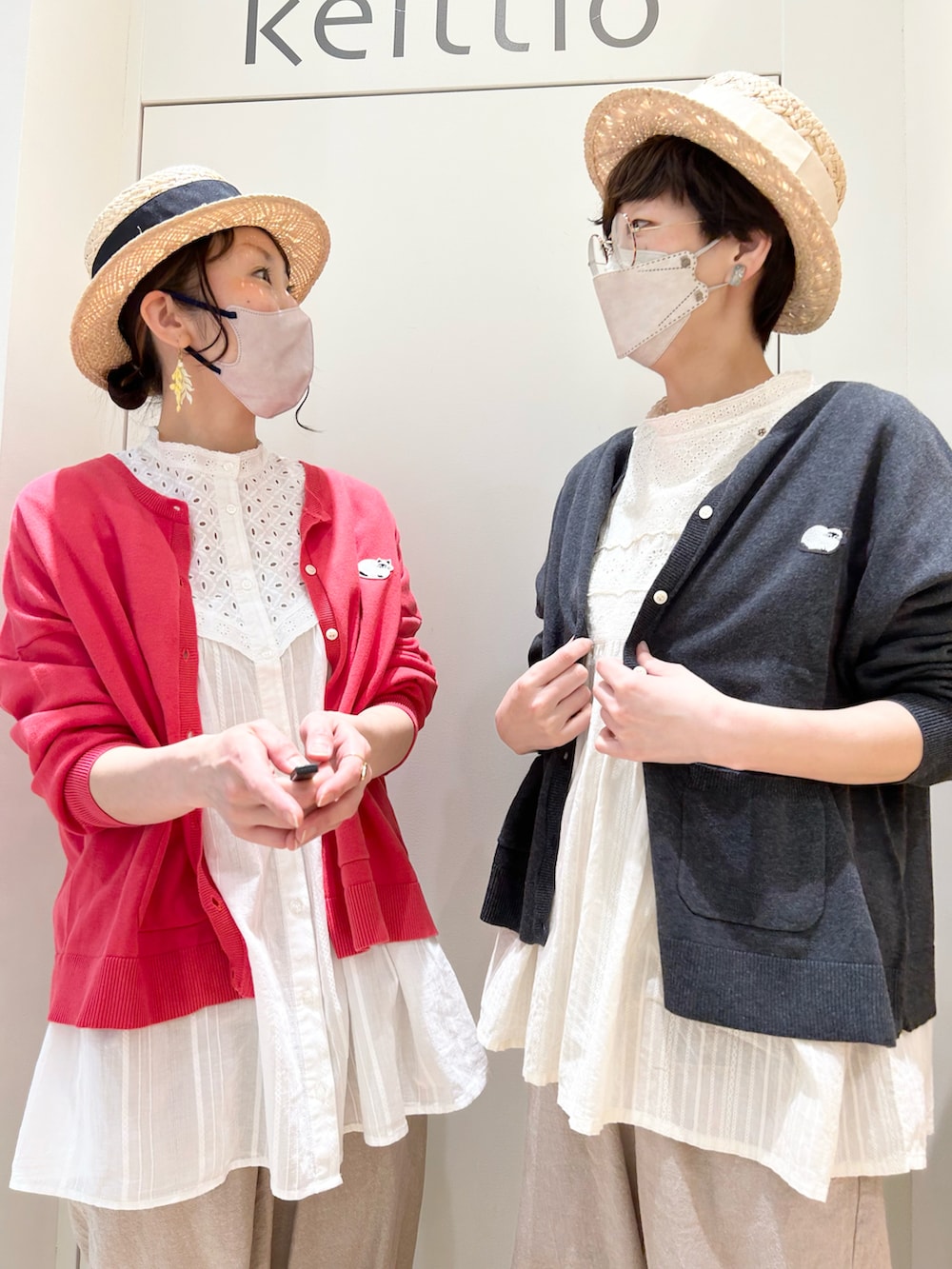 ピンク系のカーディガン/ボレロ、ホワイト系のシャツ/ブラウス、ブラック系のハットを着用したレディースの春コーディネートの2枚目の写真