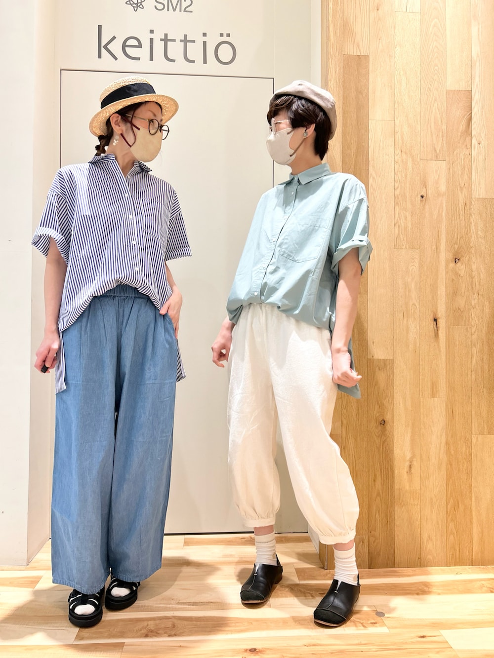 ホワイト系のその他パンツ、ブルー系のデニムパンツ、ブラック系のサンダルを着用したレディースの春コーディネートの2枚目の写真