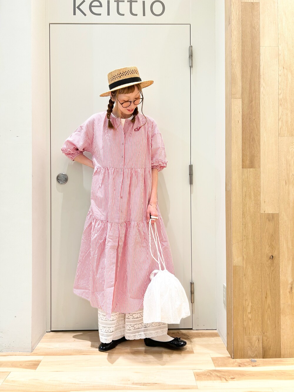 ホワイト系のTシャツ/カットソー、レッド系のワンピース、レッド系のワンピース/ドレスを着用したレディースの春コーディネートの3枚目の写真