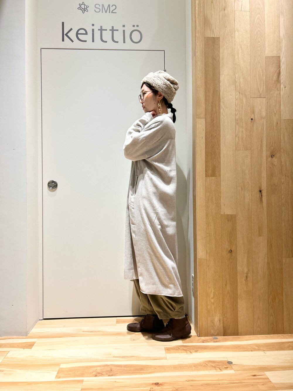 ホワイト系のシャツ/ブラウス、ホワイト系のベスト、ベージュ系のワンピースを着用したレディースの冬コーディネートの5枚目の写真