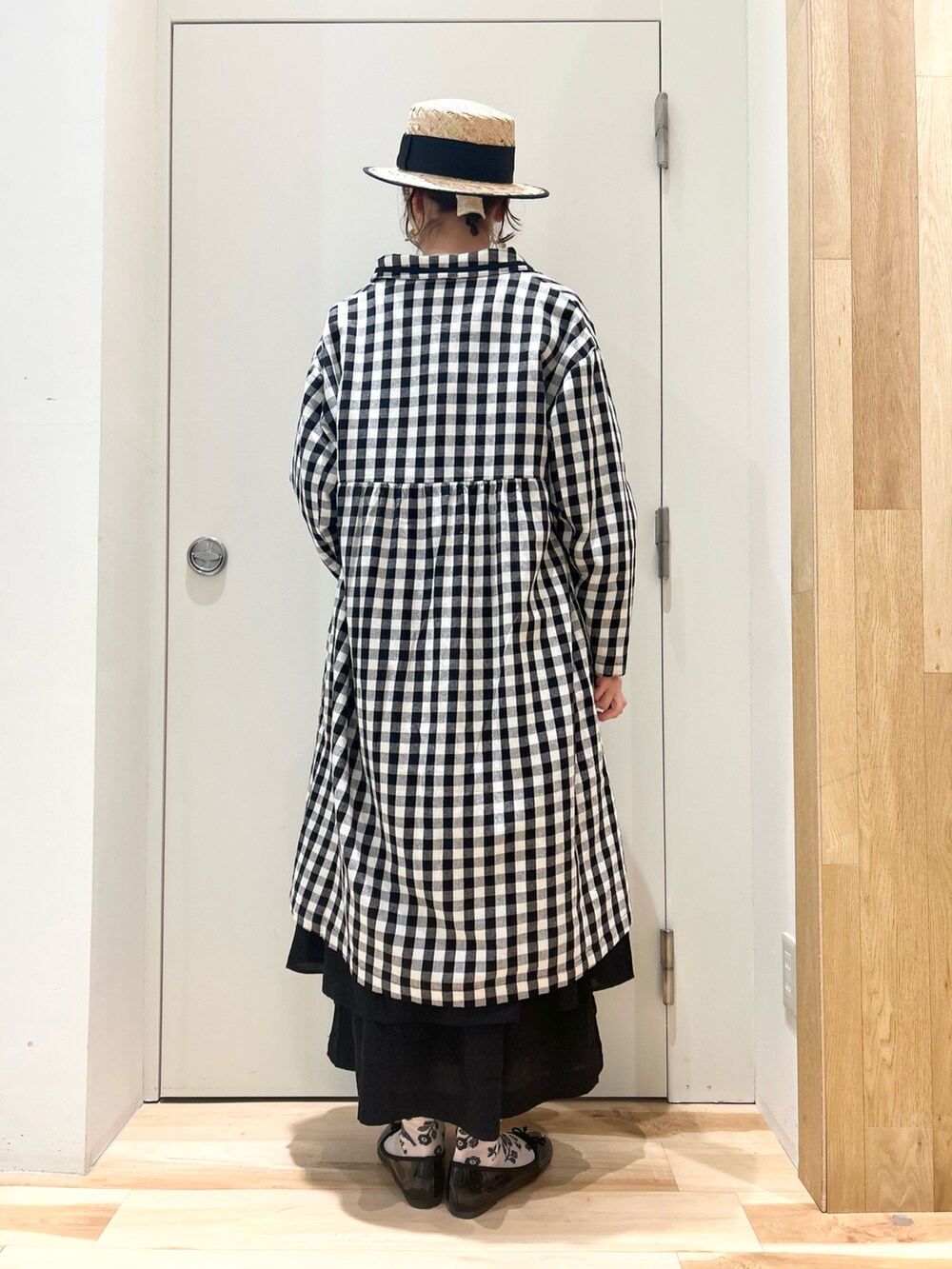 ブラック系のその他アウター、ブラック系のワンピース、ブラック系のスカートを着用したレディースの春コーディネートの3枚目の写真