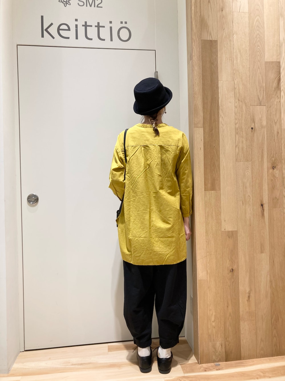 イエロー系のシャツ/ブラウス、ブラック系のショルダーバッグ、ブラック系のその他パンツを着用したレディースの夏コーディネートの2枚目の写真