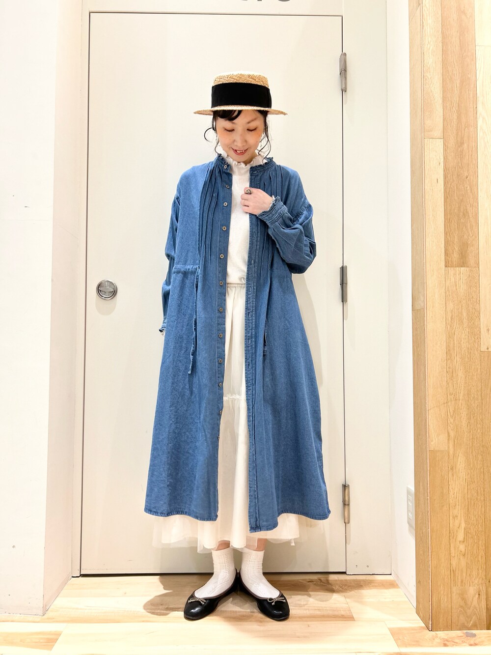 ホワイト系のTシャツ/カットソー、ブルー系のワンピース/ドレス、ホワイト系のスカートを着用したレディースの冬コーディネートの4枚目の写真