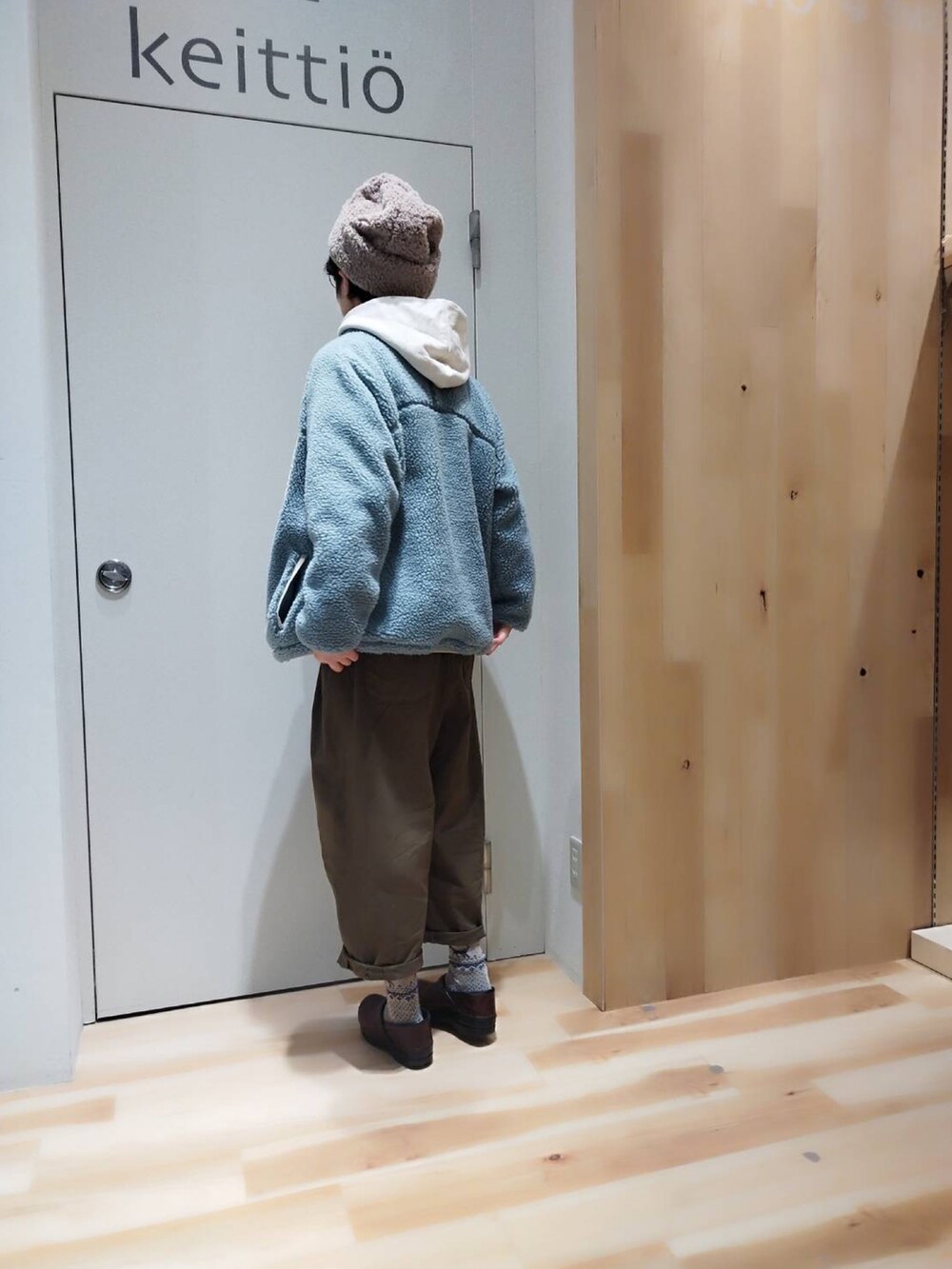 グリーン系のその他パンツ、ホワイト系のパーカー、グリーン系のブルゾンを着用したレディースの冬コーディネートの3枚目の写真